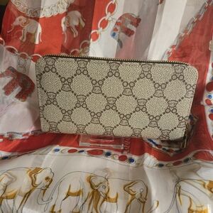 NWOT Cream Geometric Pattern Wallet with Smooth Texture